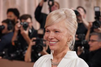 Pamela Anderson je spat a krajsia nez doteraz