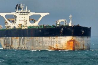 Rusko poslalo ponorku na sprevadzanie tankera Americanmi