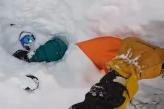 Sekundy od tragedie zachytila kamera lyziar zachranil snowboardistu