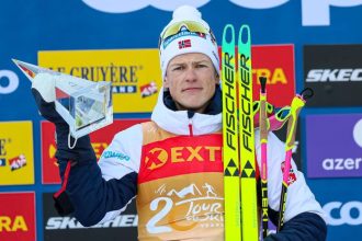 Skandal Rusi vytiahli v cieli vlajky Fini boli nahnevani Tour de Ski po piatykrat ovladol Klaebo