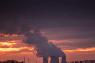 Slovensko planuje vystavbu novych reaktorov no chybaju odbornici na ich obsluhu stat laka mladych ludi stipendiami vo vyske 4 tisic eur rocne