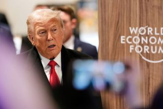 Trump zdvihuje varovny prst a nevylucuje utok na Iran k regionu uz smeruje obrovska flotila