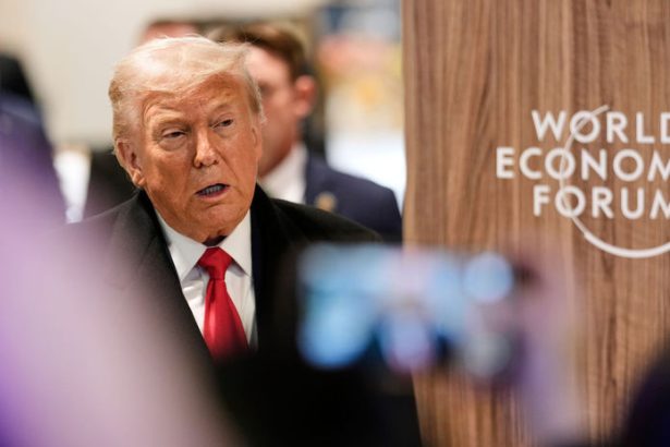 Trump zdvihuje varovny prst a nevylucuje utok na Iran k regionu uz smeruje obrovska flotila