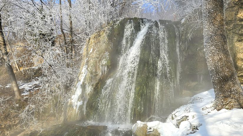 V lete osviezuju v zime sa im nechce zamrzat Dva vodopady nedaleko Kosic su atrakciou aj v chladnych mesiacoch