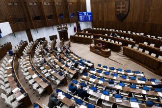 V parlamente sa zavadza dress code alebo uplny zakaz vizualnych pomocok Matovic si mysli ze by sa mala riesit konzumacia alkoholu nie oblecenie