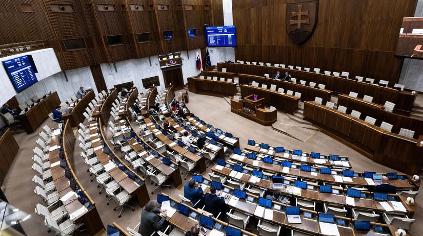 V parlamente sa zavadza dress code alebo uplny zakaz vizualnych pomocok Matovic si mysli ze by sa mala riesit konzumacia alkoholu nie oblecenie