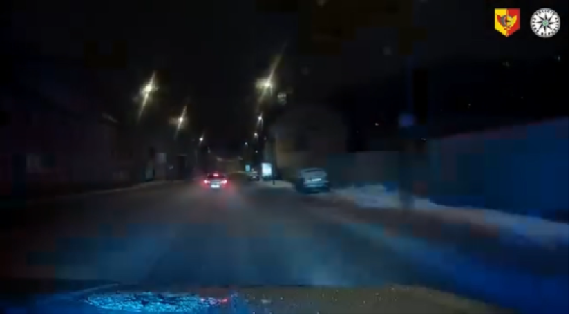 VIDEO drzy vodic unikal policajtom v meste rychlostou 150 km h na zladovatej ceste nakoniec sa pokusil o smiesny trik