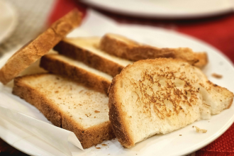 Vacsina ludi to robi uplne bezne Vedci vysvetluju preco by ste spaleny toast nemali jest