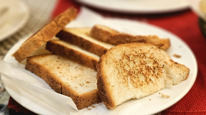 Vacsina ludi to robi uplne bezne Vedci vysvetluju preco by ste spaleny toast nemali jest