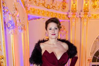 Venusa Maurery elegantna Magalova a labut Sarkoziova Presporsky bal a inspiracie na roby