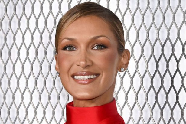 Viac odhalila ako zakryla Bella Hadid v priesvitnej cervenej kreacii vystavila na obdiv svoje prsia a potom ostro skritizovala modnu ikonu