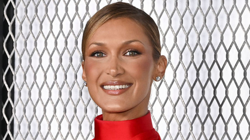 Viac odhalila ako zakryla Bella Hadid v priesvitnej cervenej kreacii vystavila na obdiv svoje prsia a potom ostro skritizovala modnu ikonu