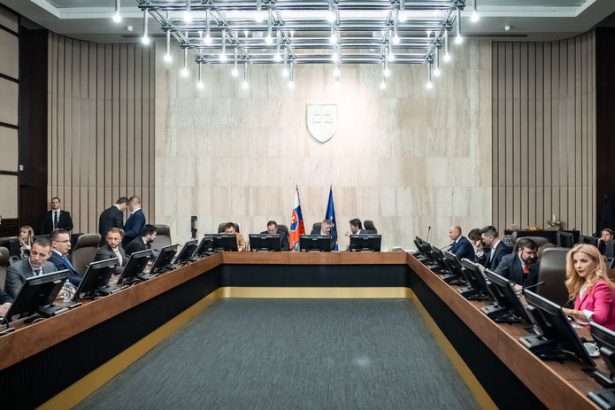 Vlada zastropovala ceny tepla pre obecne byty