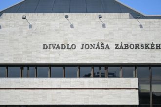 Za oponou presovskeho divadla sa odohrava drama Herci hovoria o strahu a sikane vedenie tieto obvinenia odmieta