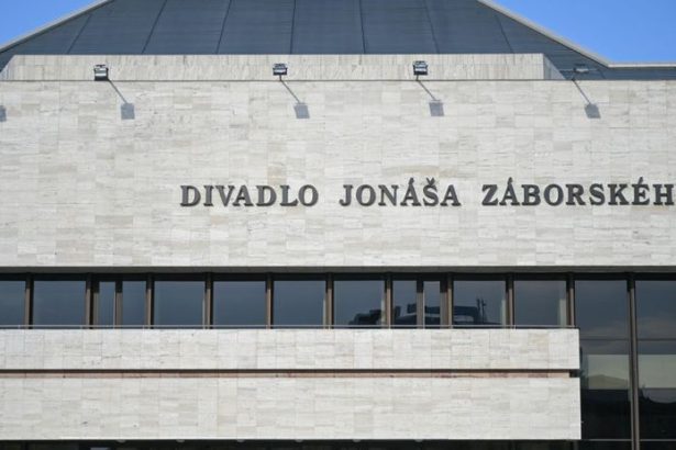 Za oponou presovskeho divadla sa odohrava drama Herci hovoria o strahu a sikane vedenie tieto obvinenia odmieta