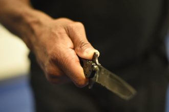 Ziak s trickom Hitler kaputt napadol nozom spoluziaka a ucitelku