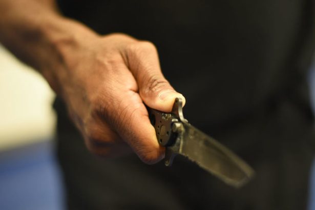 Ziak s trickom Hitler kaputt napadol nozom spoluziaka a ucitelku