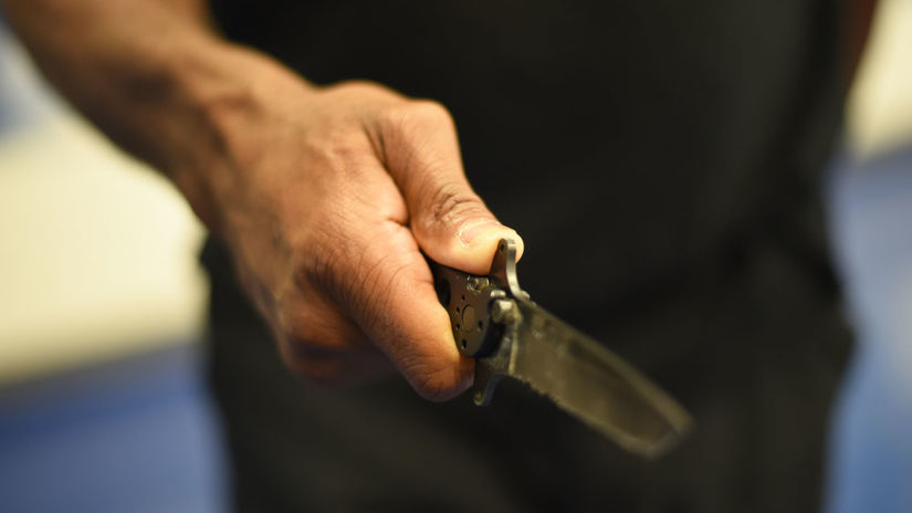 Ziak s trickom Hitler kaputt napadol nozom spoluziaka a ucitelku