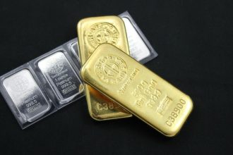 Zlata horucka pokracuje Inflacia a napatie rekordne zdvihli kovy