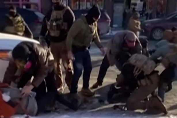 po strelbe v minneapolise sa menia vypovede verzia agentov ICE sa hrouti