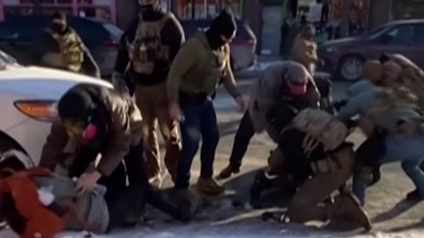 po strelbe v minneapolise sa menia vypovede verzia agentov ICE sa hrouti