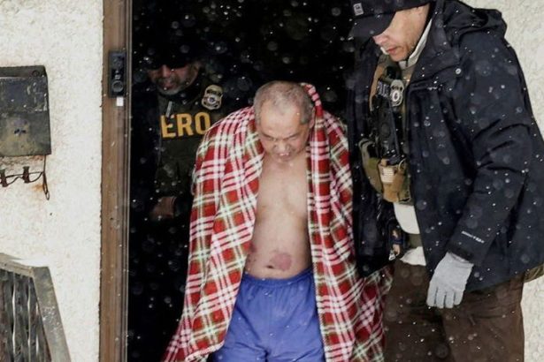 ponizujuci zasah v hlbokom mraze imigracni agenti odviedli americana z bytu len v spodnom pradle