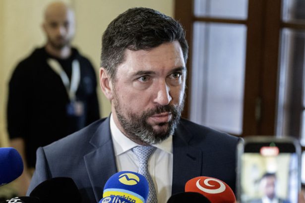 zmluva podpisana neexistujucou osobou a sfalsovane podpisy ppa napriek tomu podla zastavme korupciu vyplatila penzionu fafokan dalsich 830 tisic