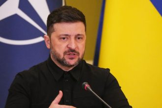 1 444 den Dmitrijevov balicek za 12 miliard dolarov Zelenskyj s vaznym obvinenim Putin si chce kupit Trumpovu priaze