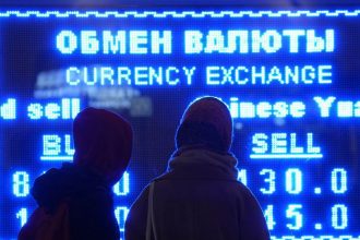 Bloomberg EU zvazuje v ramci novych sankcii zakaz dovozu medi a platiny z Ruska