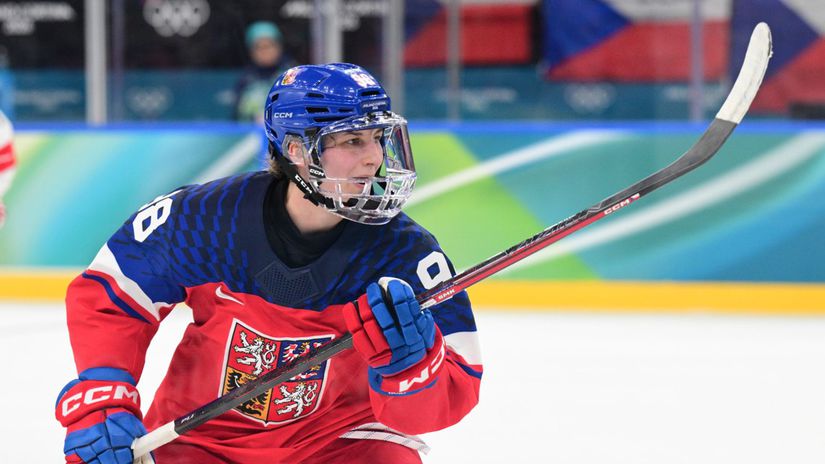 Dobre rano vsetkym okrem Kaltounkovej Cela Kanada hromzi na cesku hviezdu tvrdym hitom zranila najlepsiu hokejistku sveta