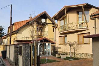 Dom romskeho krala Roberta I vykradli len par hodn po pohrebe zlodeja zaznamenala kamera