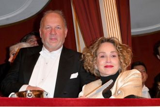 Drama na slavnom plese vo Viedni Sharon Stone s placom usla do hotela este pred zaciatkom pestunka Fran vzala na bal svojho expartnera ktory ma rad muzov