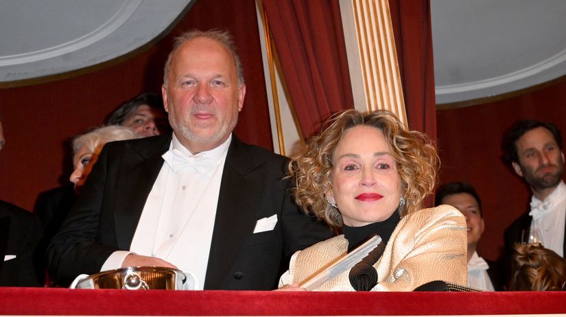 Drama na slavnom plese vo Viedni Sharon Stone s placom usla do hotela este pred zaciatkom pestunka Fran vzala na bal svojho expartnera ktory ma rad muzov