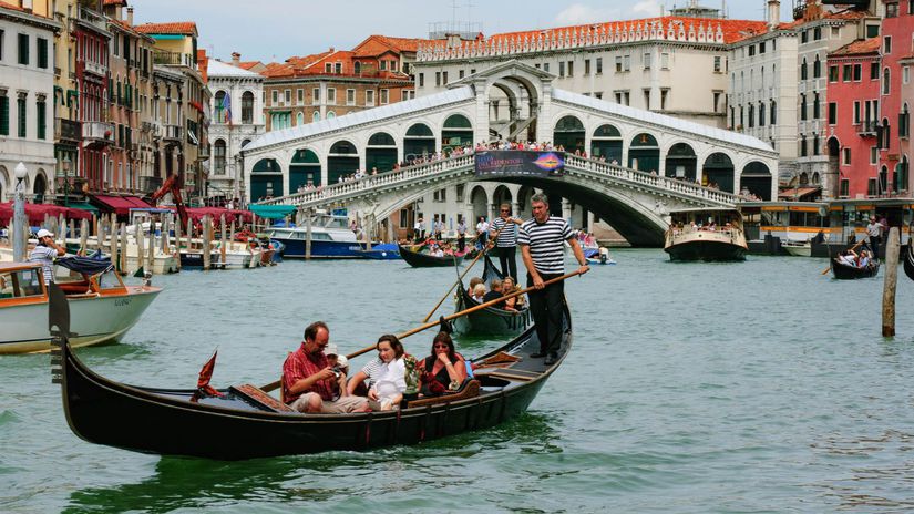 Drama v srdci Benatok Motorovy cln rozmetal gondoly priamo pod mostom Rialto