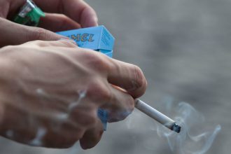 Fajcenie sa stava luxusom Krabicka cigariet po zvyseni dane zdrazi o desiatky centov