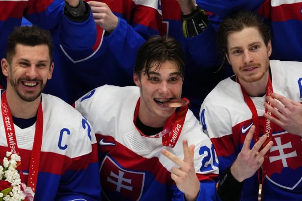 Fini idealny zaciatok hokejoveho turnaja poznme slovensku povahu davajme si pozor na outsiderov