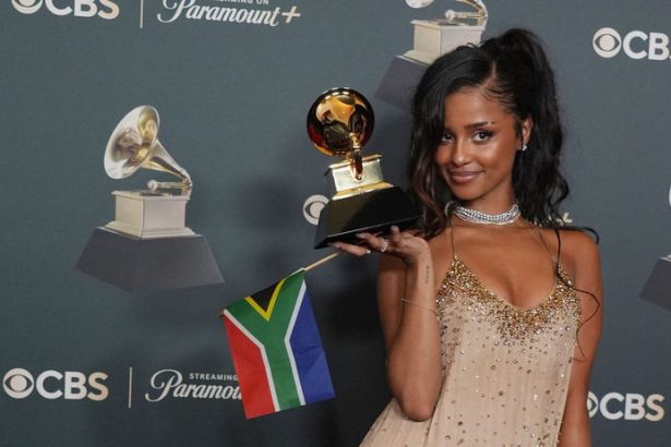 Hlavne ceny Grammy si odniesli Bad Bunny Kendrick Lamar a Billie Eilish