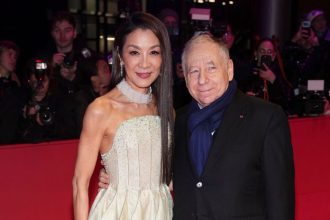 Jiadny dohodok Michelle Yeoh si v Berline prevzala Zlateho medveda a poslala jasny odkaz filmovemu svetu Ameriku radsej nekomentovala