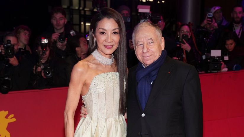 Jiadny dohodok Michelle Yeoh si v Berline prevzala Zlateho medveda a poslala jasny odkaz filmovemu svetu Ameriku radsej nekomentovala