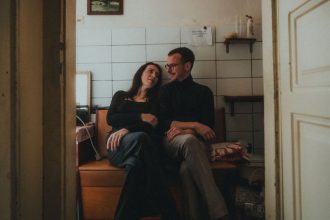 Katka Koscova a Daniel Spiner predstavuju videoklip k piesni Vojna je z albumu Krehkost