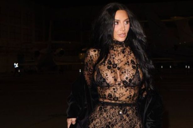 Kim Kardashian v Parizi odhodila zabrany v priehadnej ipke sa vybrala na romanticku veeru To o mal vidie len Hamilton vsak ukazala celmu svetu
