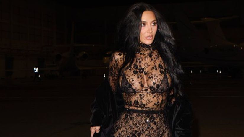 Kim Kardashian v Parizi odhodila zabrany v priehadnej ipke sa vybrala na romanticku veeru To o mal vidie len Hamilton vsak ukazala celmu svetu