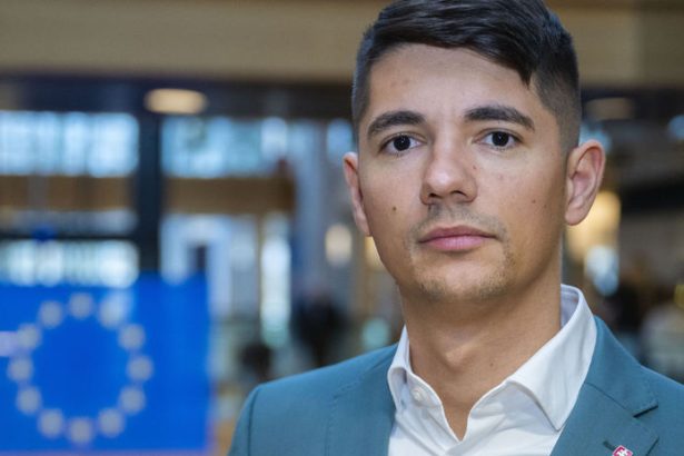 Koalicia sa chysta zrusit korespondencne volby zo zahranicia potvrdil Erik Kalinak