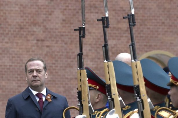 Koniec jadrovej dohody s USA Medvedev Hodiny sudneho dna tikaju