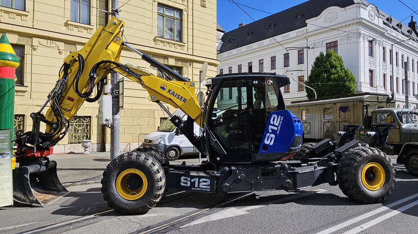 Kraj plati tisice za stroje ktore nepracuju prenajate bagre a traktory maju nizke vyuzitie tvrdi poslanec