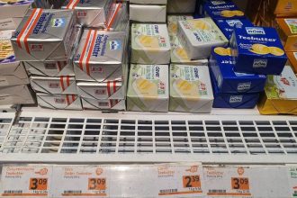 Lacne maslo a mlieko zaplavili obchody Kto v skutonosti znizuje ceny