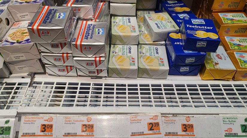 Lacne maslo a mlieko zaplavili obchody Kto v skutonosti znizuje ceny