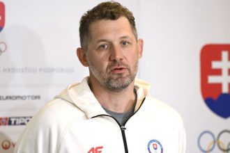 Lasakovi sa v Cesku dostalo obrovskej pocty Bvaly klub vyvesil dres s jeho cislom a zaradil ho medzi legendy