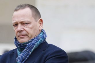 Macron poslal svojho najvyssieho diplomata do Moskvy na tajne rokovania stretol sa s Putinovym hlavnym poradcom Kremel reagoval