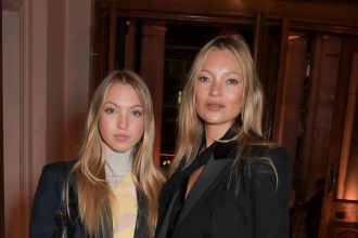 Nic horucejsie dnes neuvidite Ikona Kate Moss s dcerou v miniplavkach ovladli plaz Vyzeraju skr ako sestry